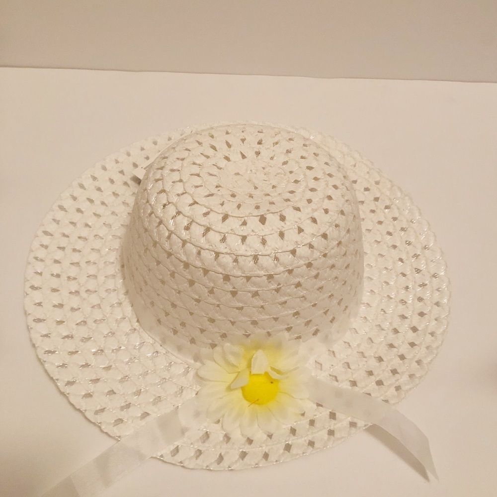 Little Girls White‎ Hat with Daisy Detail
